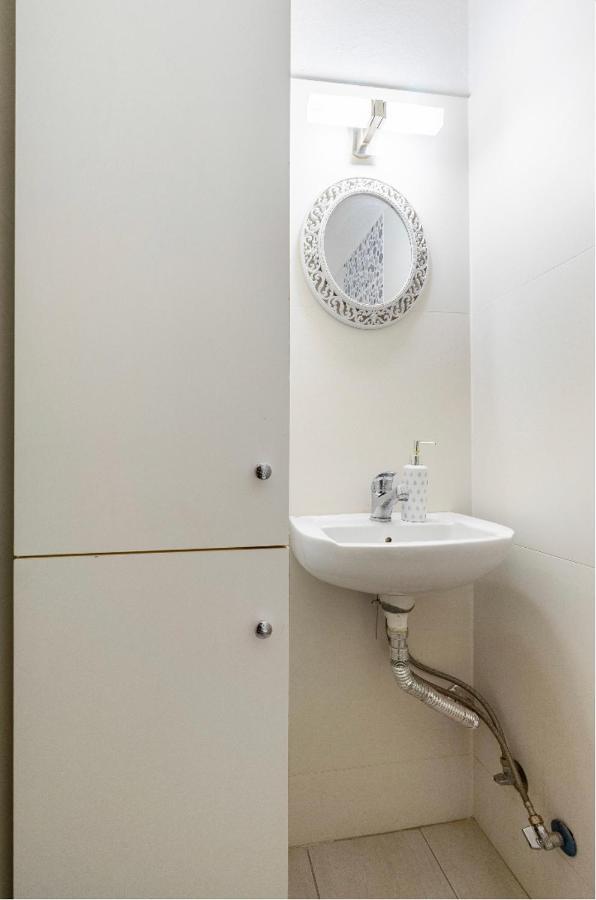 Urban Grey Apartment Атина Екстериор снимка