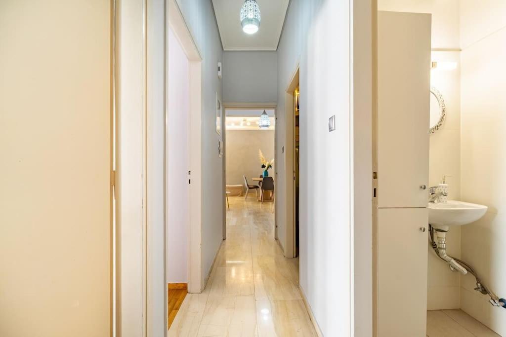 Urban Grey Apartment Атина Екстериор снимка