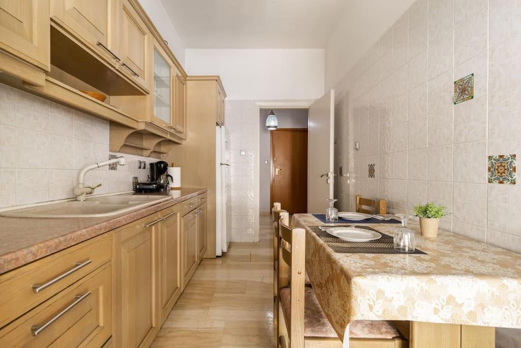 Urban Grey Apartment Атина Екстериор снимка