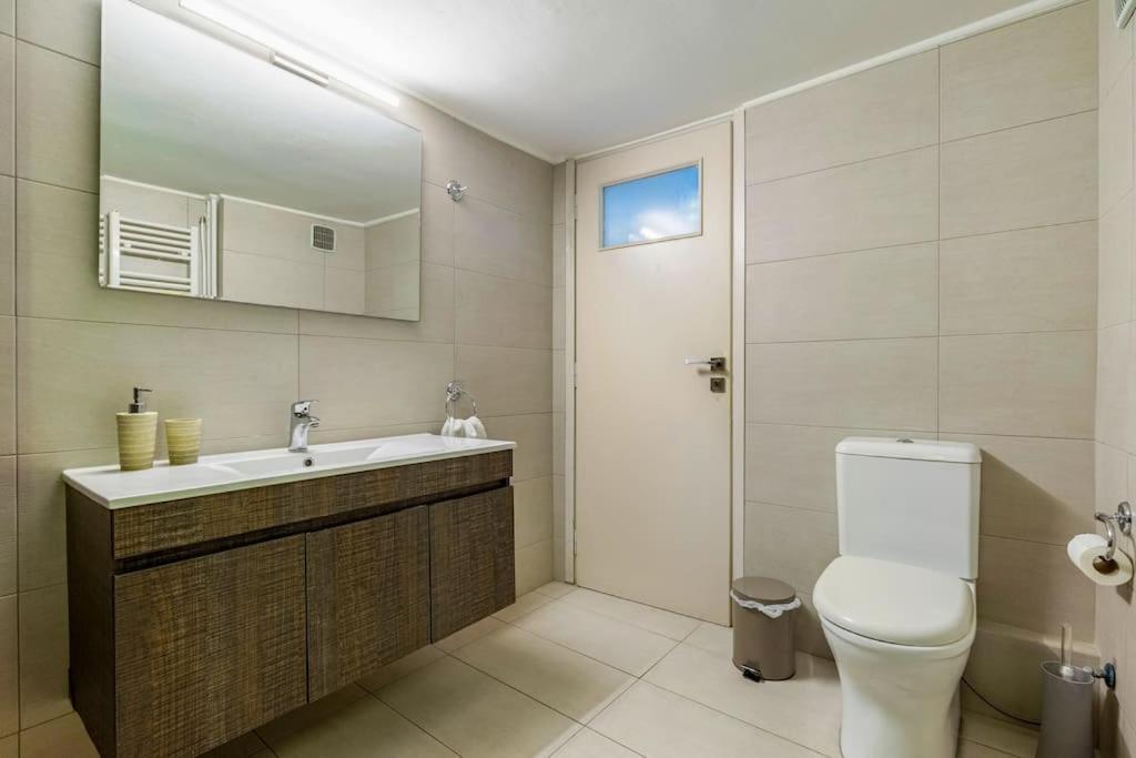 Urban Grey Apartment Атина Екстериор снимка