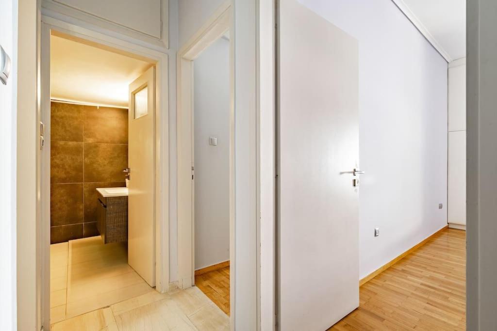 Urban Grey Apartment Атина Екстериор снимка