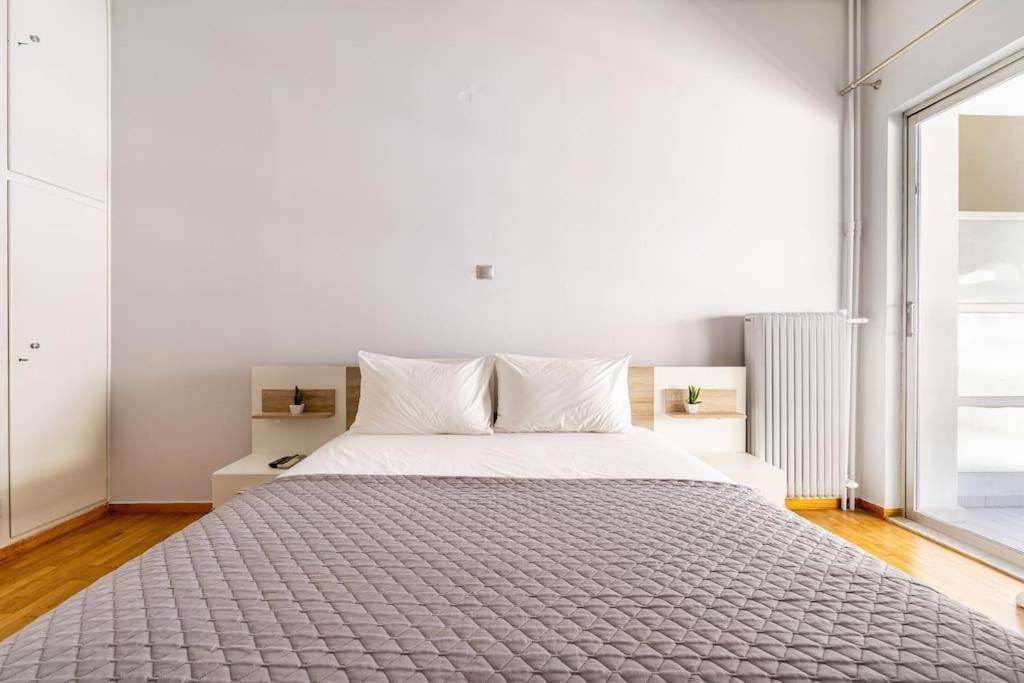 Urban Grey Apartment Атина Екстериор снимка