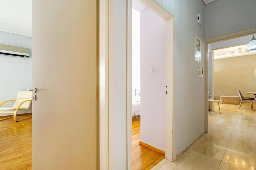 Urban Grey Apartment Атина Екстериор снимка