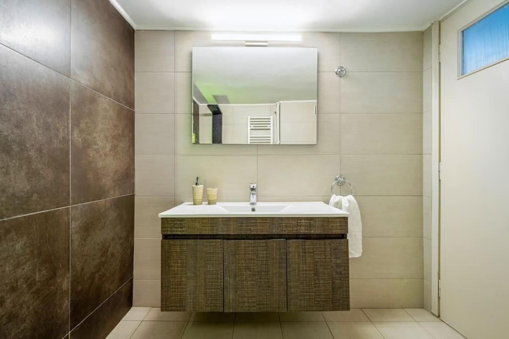 Urban Grey Apartment Атина Екстериор снимка